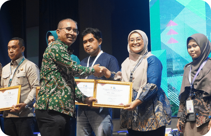 Wela Utami from Nazava Water Filters receiving certificate of appreciation from AKKOPSI