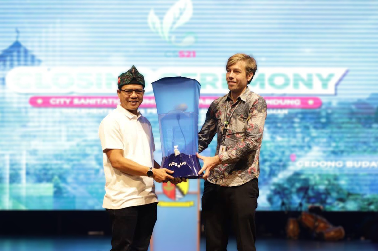 Dadang Supriatna, bupati (regent) of Bandung Regency (kabupaten) receiving Nazava water filter from Guido van Hofwegen founder of Nazava