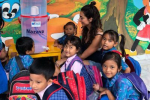 anak-sekolah-minum-air-aman-dengan-filter-air-minum-nazava (7)